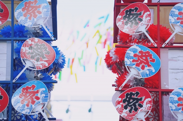 ノベルティとは?配ることで得られる効果やうちわなどのおすすめグッズを詳しく解説