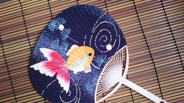 『歩く広告媒体』夏の定番ノベルティ うちわの魅力と販促効果